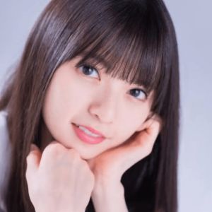 斎藤飛鳥　頬杖